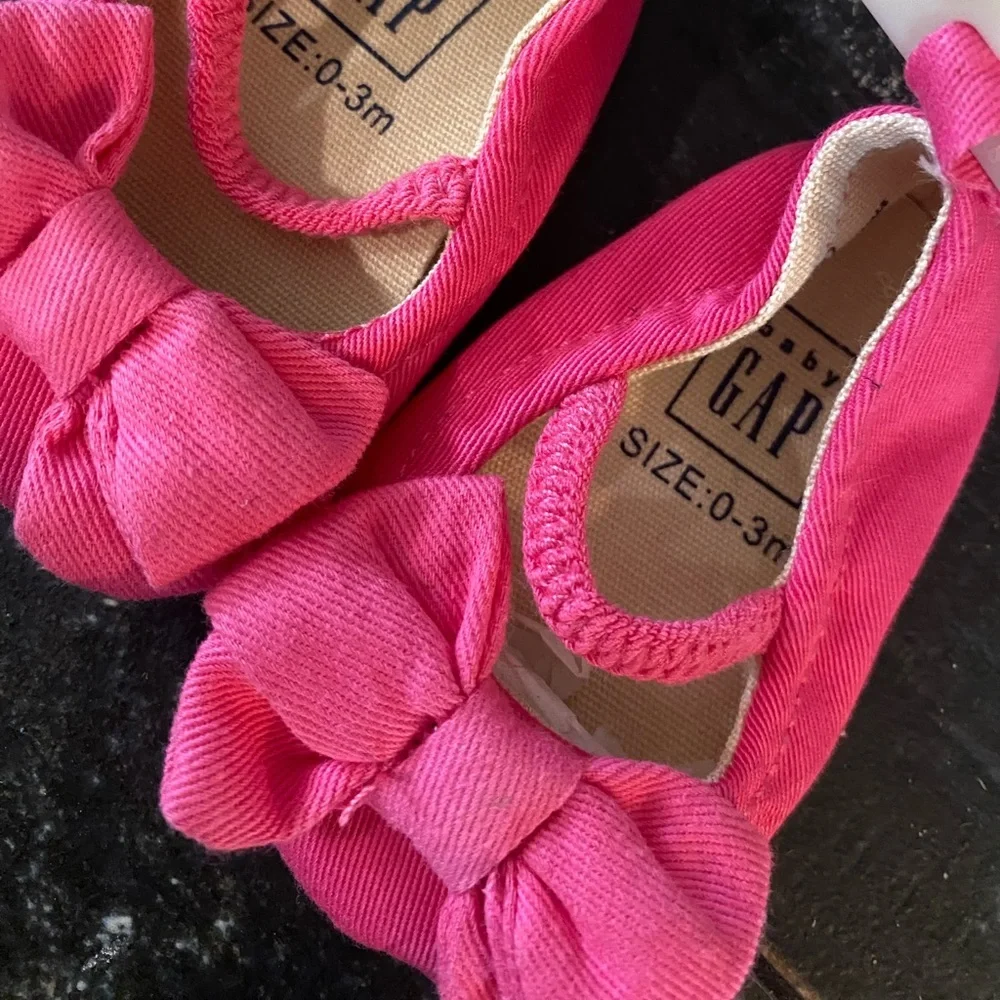 BABY GAP pink soft soles w/ bows🎀🎀 dress up your little with these sweet shoes
